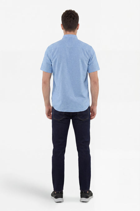 Blauw overhemd met korte mouwen van TOM TAILOR, getoond van achteren, gedragen met een donkere jeans en zwarte sneakers.