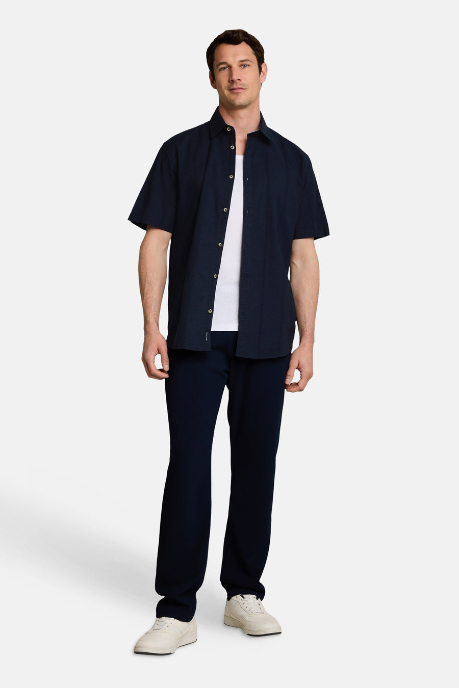 Donkerblauw korte mouwen overhemd van TOM TAILOR, gestreept textuur, open voorkant, gedragen met wit onderhemd en donkere broek, front view.