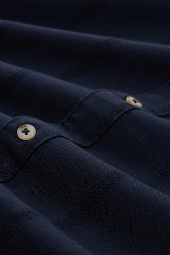 Donkerblauw korte mouwen hemd van TOM TAILOR, close-up van kraag met beige knopen en fijne piqué textuur