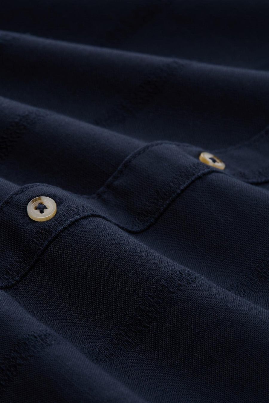 Donkerblauw korte mouwen hemd van TOM TAILOR, close-up van kraag met beige knopen en fijne piqué textuur