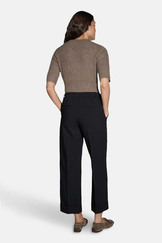 Zwarte broek van OPUS, met wijde pijpen en een elastische tailleband aan de achterkant.