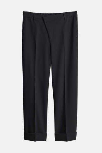 Pantalon noir d'OPUS, avec une ceinture asymétrique et des revers.