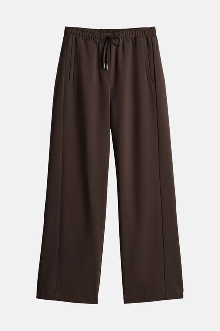 Bruine kostuumbroek van OPUS, met trekkoord en wijde pijpen.
