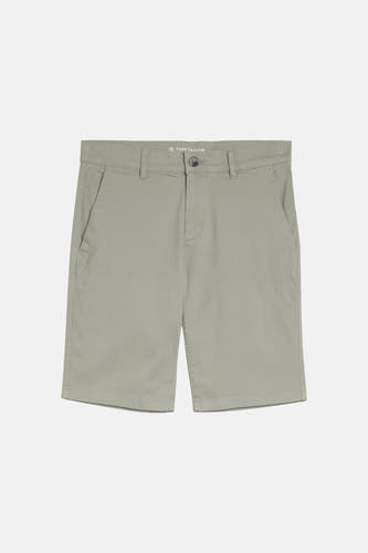 Short vert de TOM TAILOR, design uni avec fermeture à boutons, passants de ceinture et poches italiennes, posé à plat.