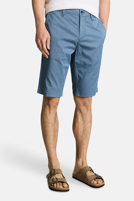 Blauwe bermuda van TOM TAILOR, met een subtiel patroon, gedragen met bruine sandalen.