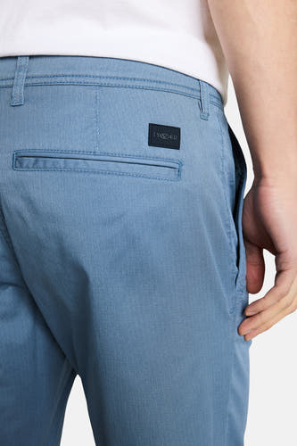 Blauwe bermuda van TOM TAILOR, met subtiele textuur en achterzak met label.