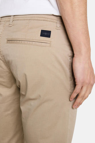Beige bermuda van TOM TAILOR, met achterzak en klein logo-detail.