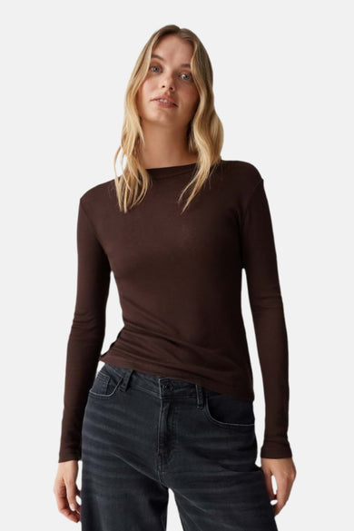 Bruin T-shirt met lange mouwen van OPUS, gecombineerd met een donkere jeansbroek.