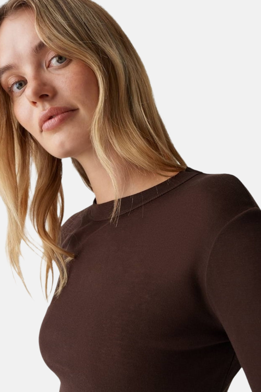 Bruin T-shirt met lange mouwen van OPUS, cropped close-up van de dame met golvend blond haar.
