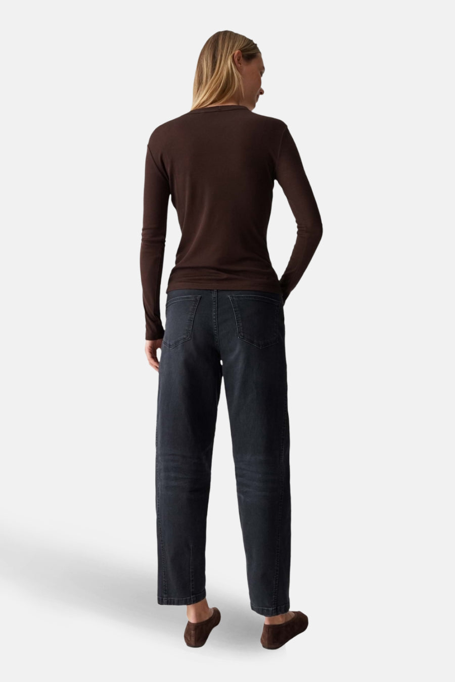 T-shirt marron à manches longues d'OPUS, vu de dos, associé à un jeans foncé et des chaussures marrons.