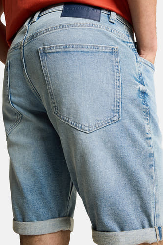 Short en jean en denim bleu clair de TOM TAILOR, avec ourlets retroussés et poche arrière.
