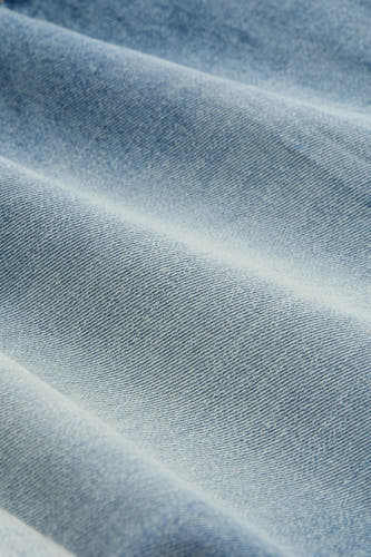 Short en jean bleu clair de TOM TAILOR, avec une texture denim froissée.