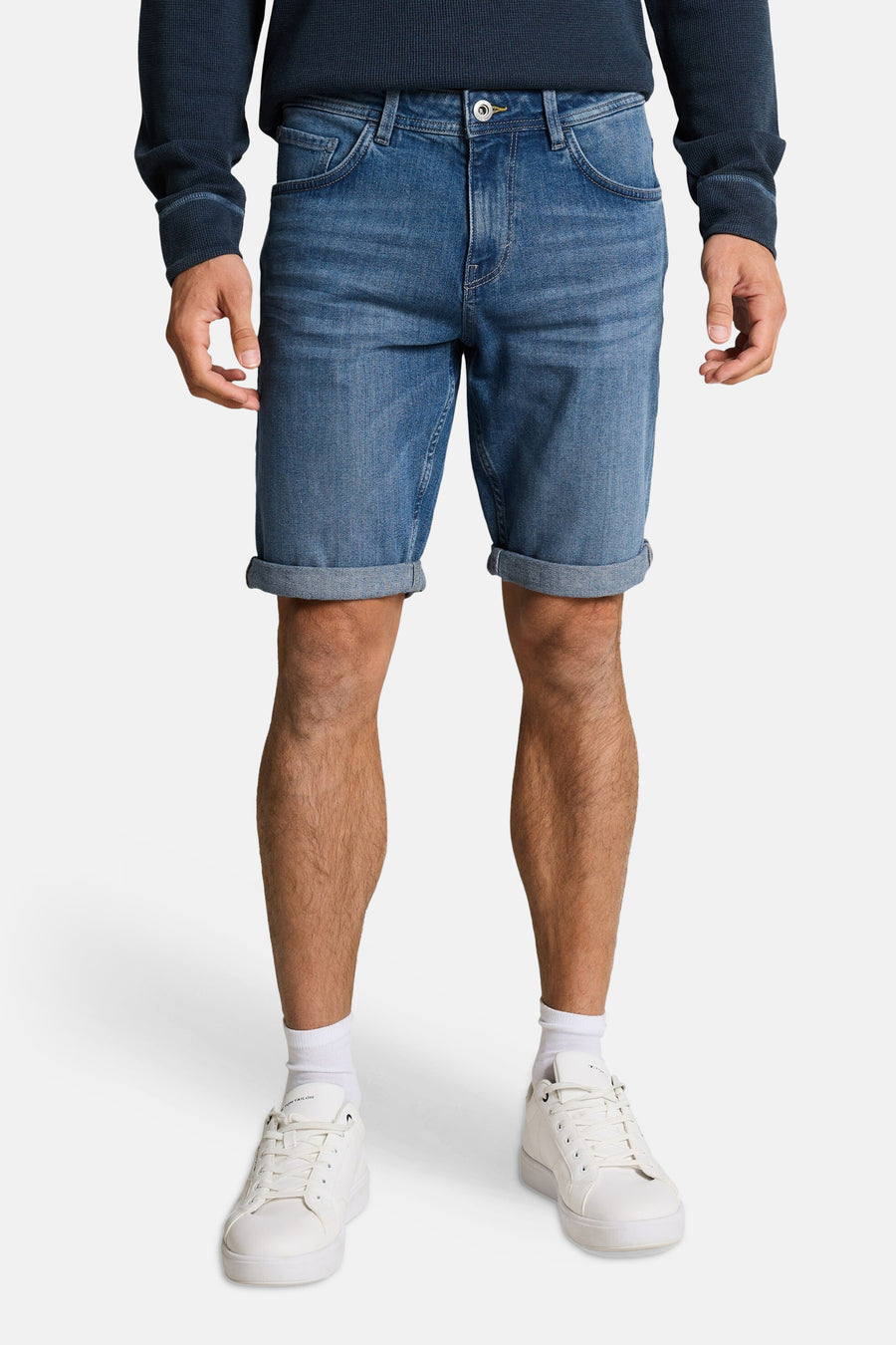 Short en jean bleu moyen en denim de TOM TAILOR, vu de dos, avec ourlets retroussés et baskets blanches avec chaussettes.