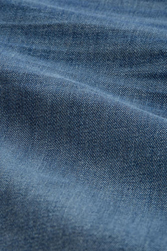 Short en jean en denim bleu moyen de TOM TAILOR, avec une texture subtile et de légers plis.