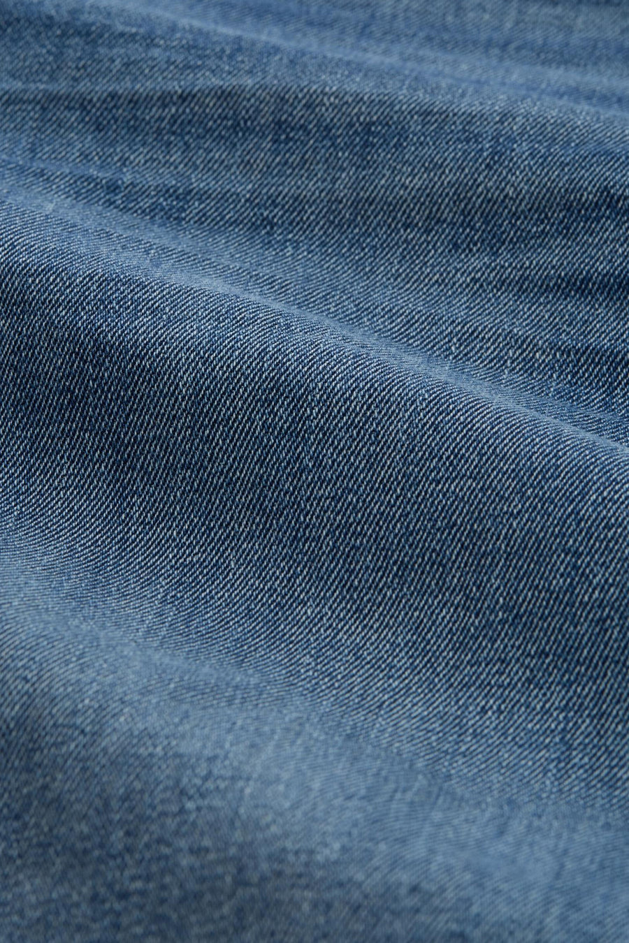 Short en jean en denim bleu moyen de TOM TAILOR, avec une texture subtile et de légers plis.