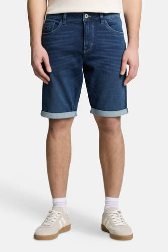 Donkere jeansshort van denim van TOM TAILOR, met opgerolde pijpen en witte sokken met witte sneakers.
