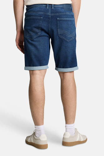 Donkere denim jeansshort van TOM TAILOR, met omgeslagen pijpen en zichtbare achterzakken.