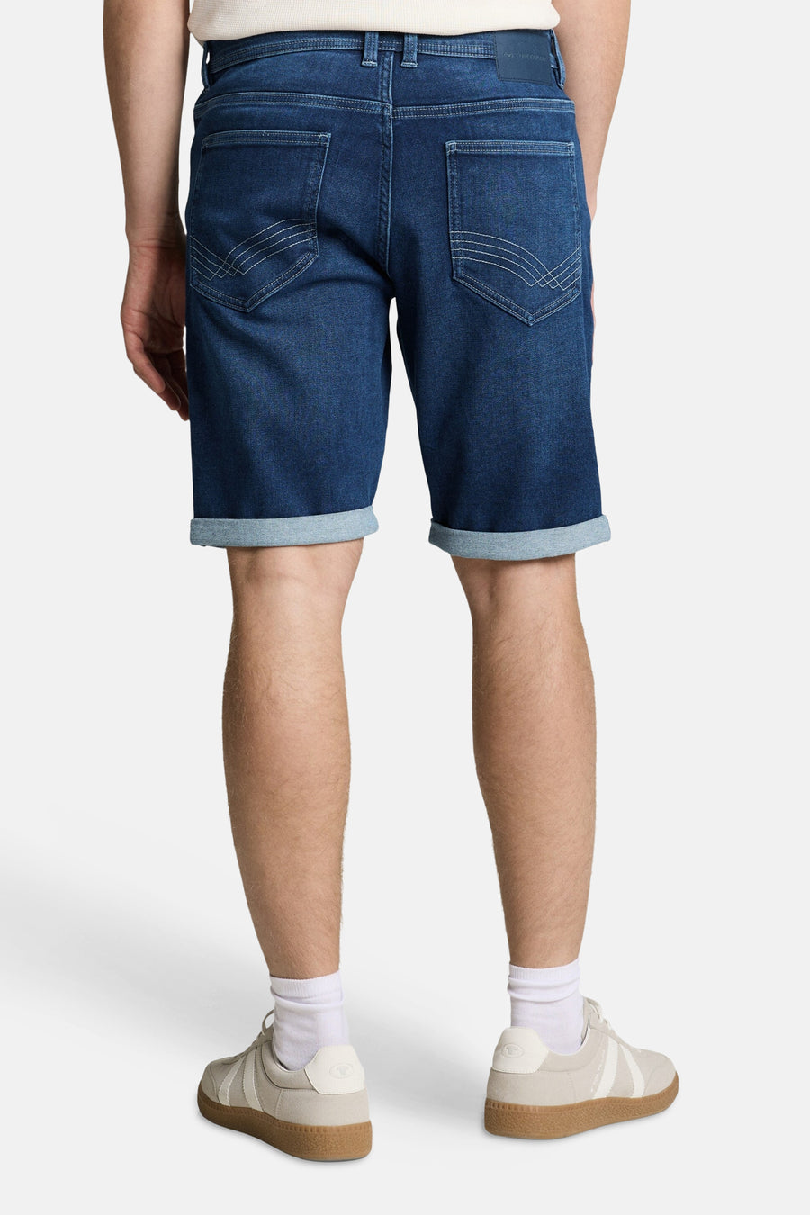 Donkere denim jeansshort van TOM TAILOR, met omgeslagen pijpen en zichtbare achterzakken.
