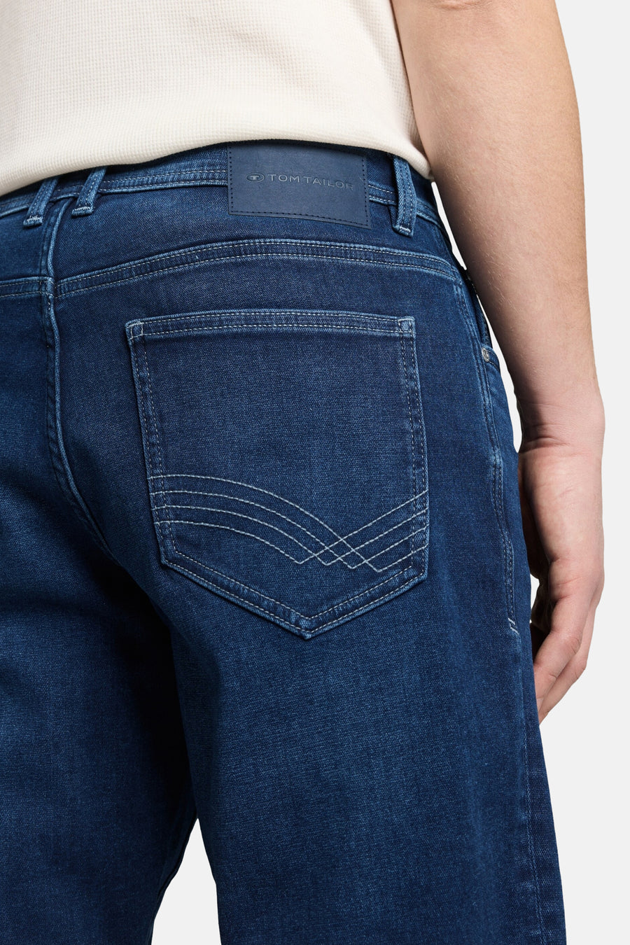 Donkerblauwe jeansshort van TOM TAILOR, met decoratieve stiksels op de achterzak, close-up achterkant.