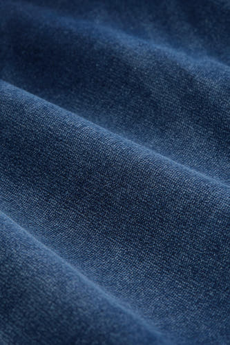 Donkerblauwe jeansshort van TOM TAILOR in denim textuur met plooien.
