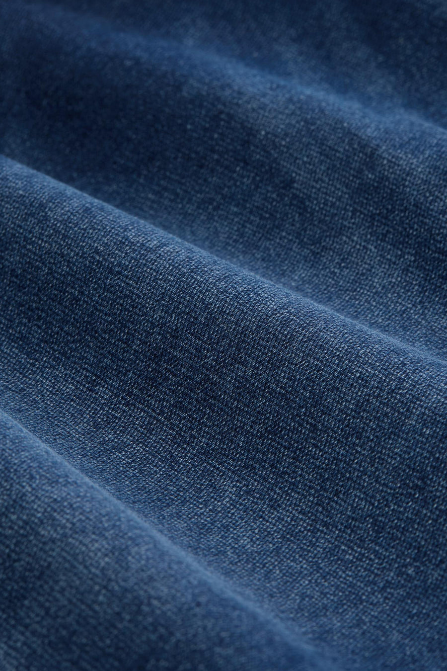 Donkerblauwe jeansshort van TOM TAILOR in denim textuur met plooien.
