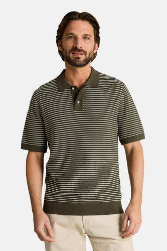 Groene polo van TOM TAILOR met witte strepen, korte mouwen en ribkraag, gedragen door een man met baard en lichte broek.