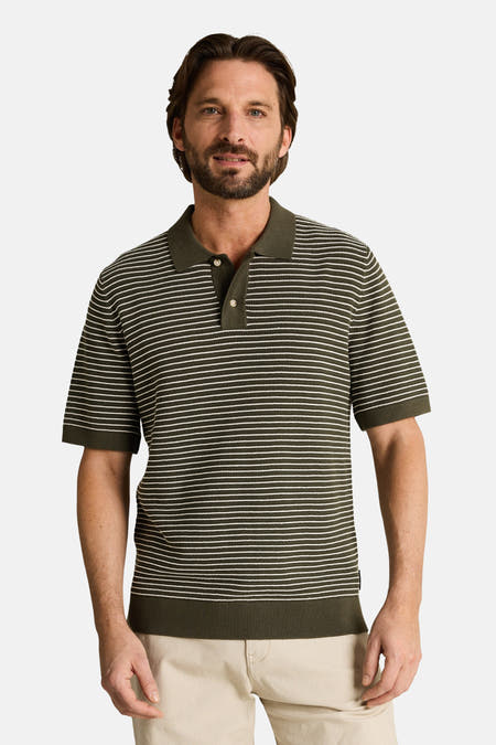 Polo rayée tricotée verte de TOM TAILOR avec des rayures blanches, portée par un homme, vue de dos.