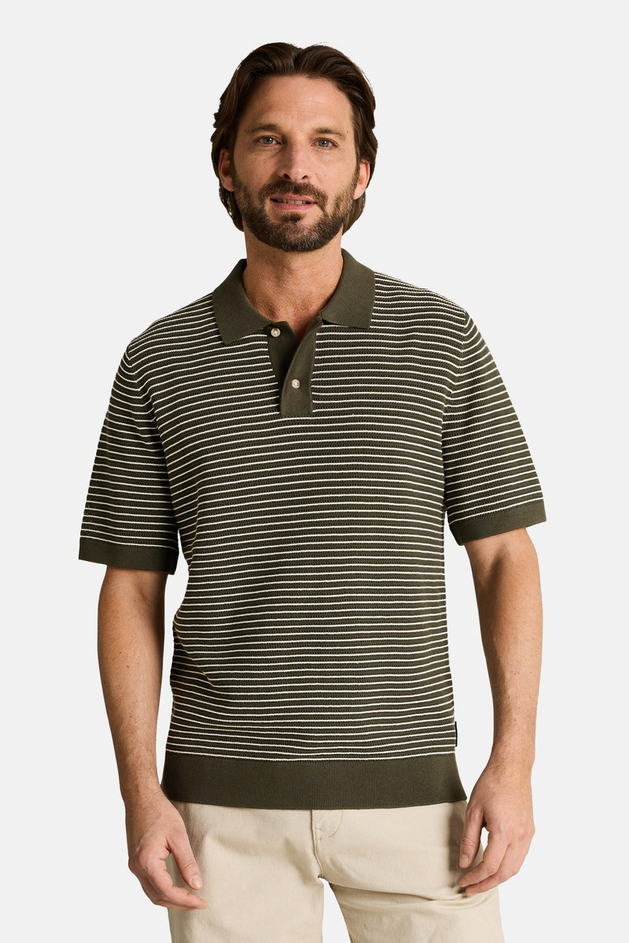 Groene polo van TOM TAILOR met witte strepen, korte mouwen en ribkraag, gedragen door een man met baard en lichte broek.