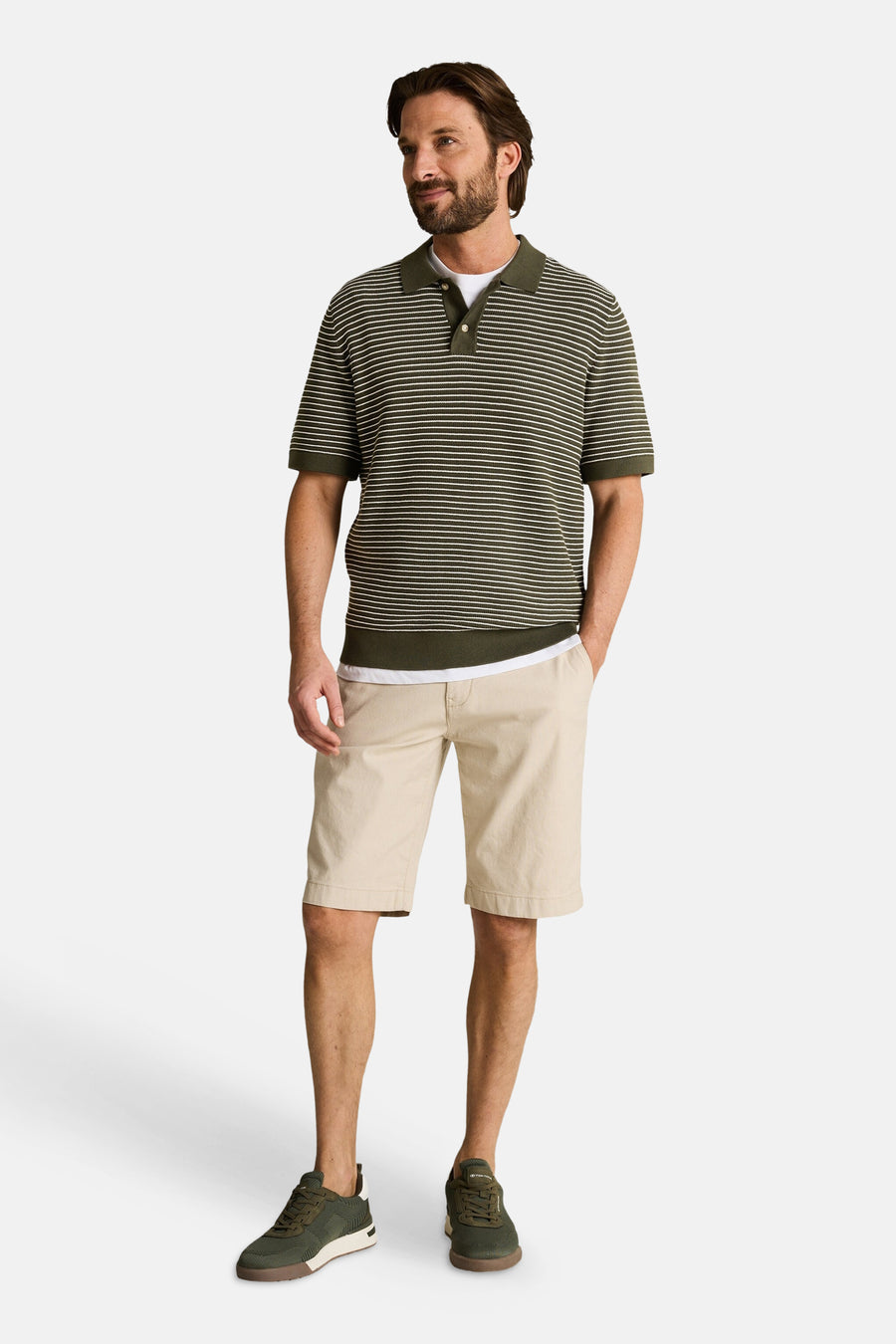 Groene polo met witte strepen van TOM TAILOR, gedragen door een man met beige shorts en groene sneakers.