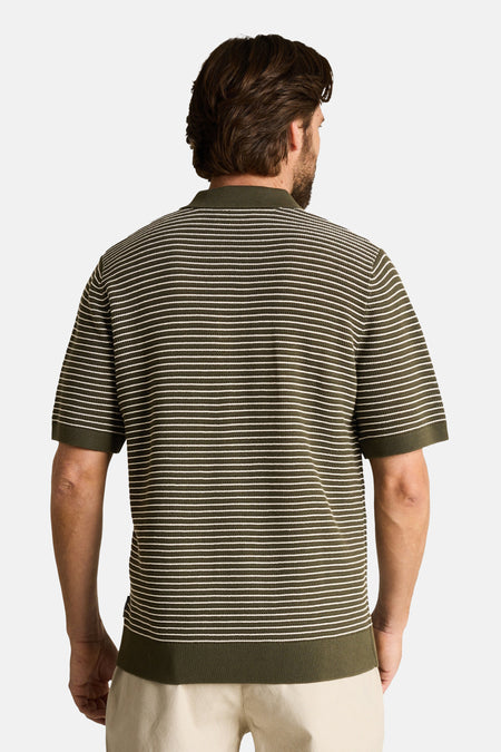 Groene gebreide gestreepte polo van TOM TAILOR met witte strepen, gedragen door een man, rugaanzicht.