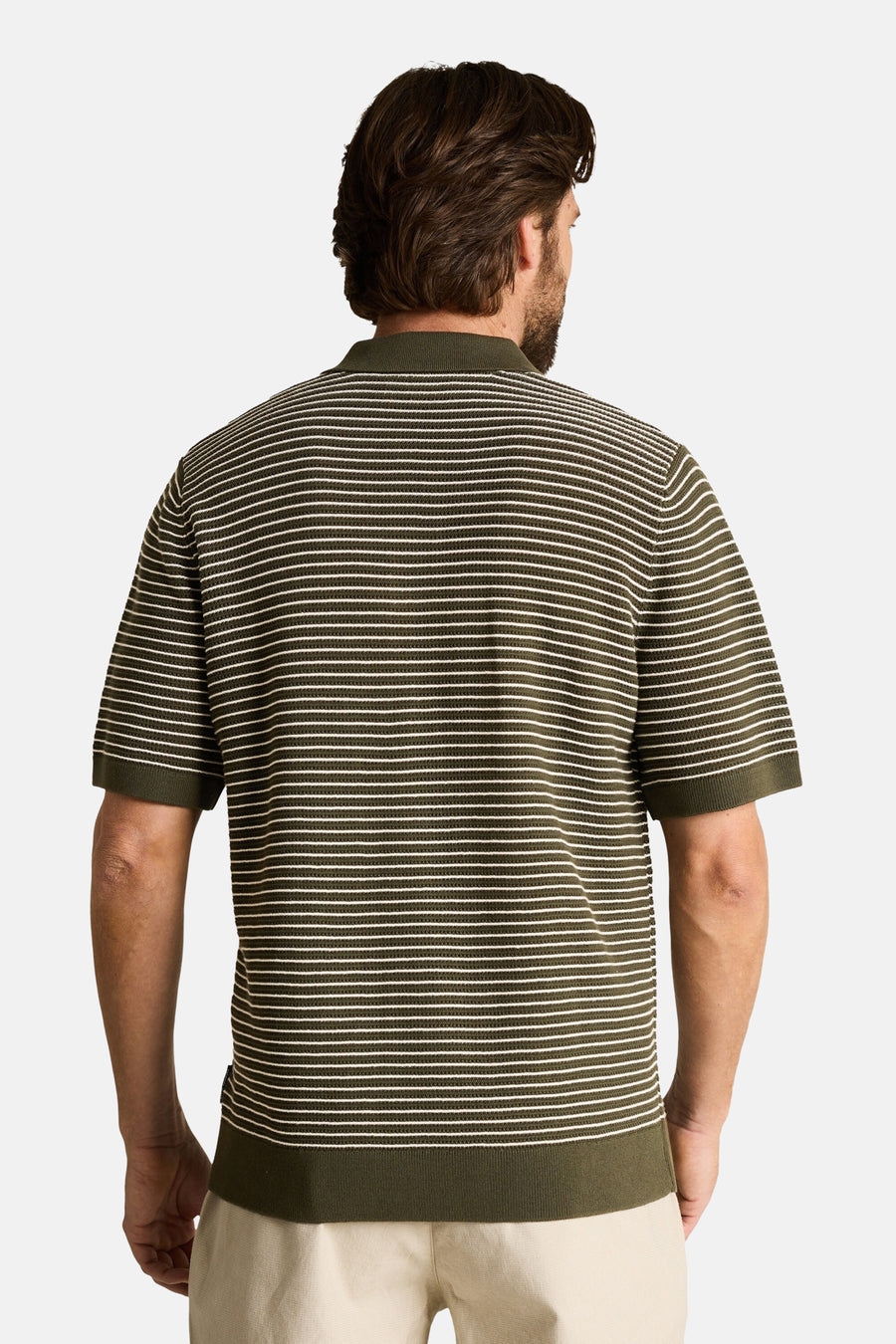 Groene gebreide gestreepte polo van TOM TAILOR met witte strepen, gedragen door een man, rugaanzicht.