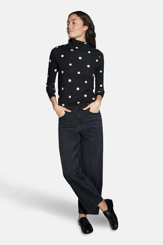 Zwart T-shirt met lange mouwen van OPUS, met witte stippen en gecombineerd met een donkere broek en schoenen.