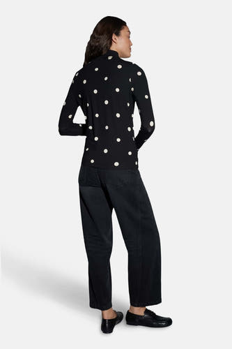 T-shirt noir à manches longues d'OPUS, avec des points blancs, associé à un pantalon noir et des chaussures noires.
