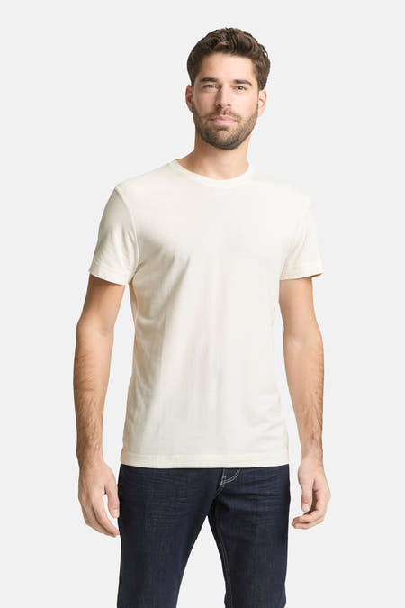 Wit T-shirt met korte mouwen van TOM TAILOR, gedragen met een donkere jeansbroek.
