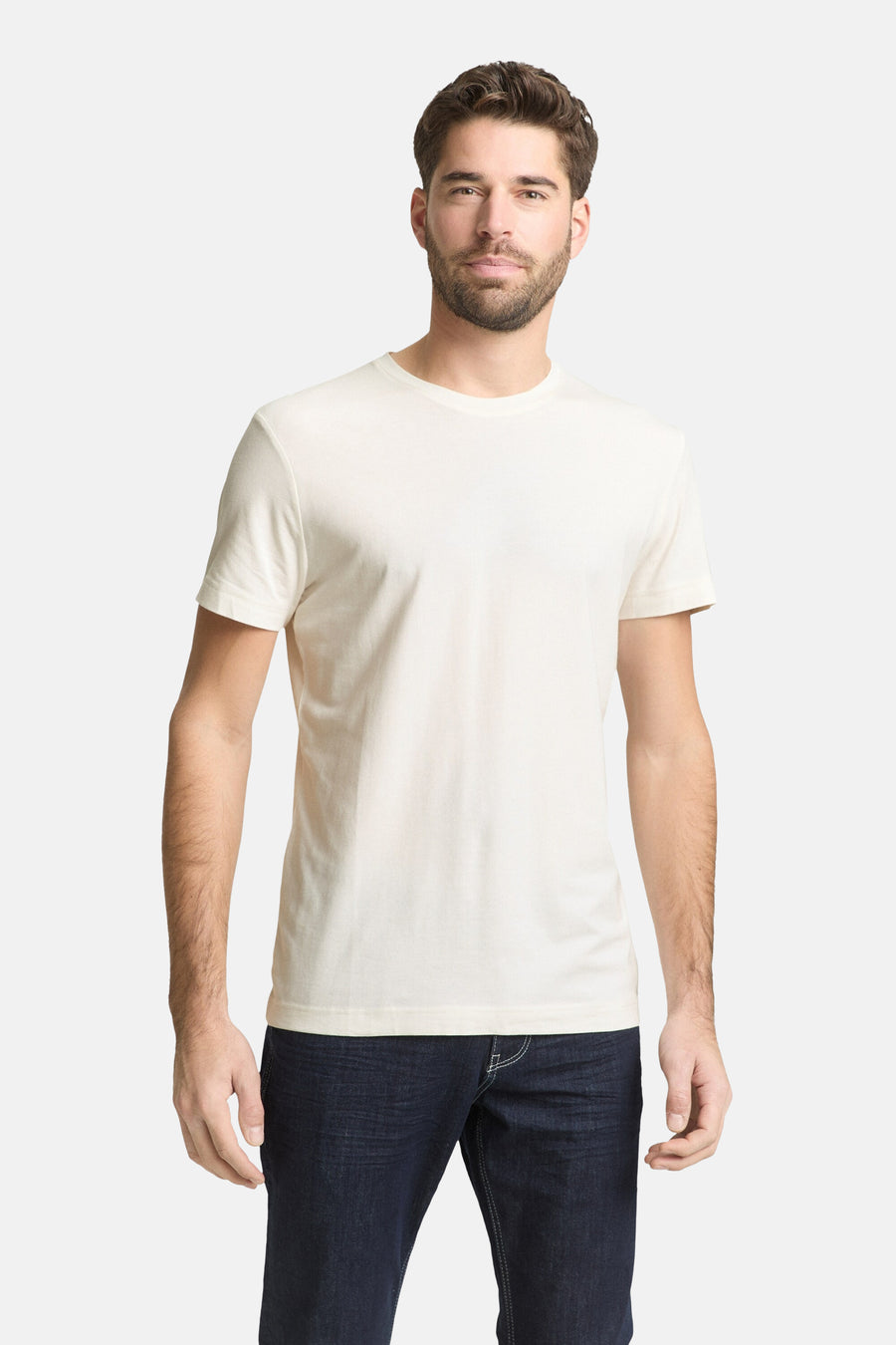 Wit T-shirt met korte mouwen van TOM TAILOR, gedragen met een donkere jeansbroek.
