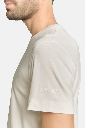 Wit T-shirt met korte mouwen van TOM TAILOR, close-up zijwaartse weergave met logo op de mouw.
