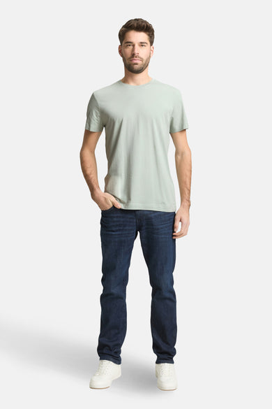 Groen T-shirt met korte mouwen van TOM TAILOR, gedragen met donkerblauwe jeans en witte sneakers.