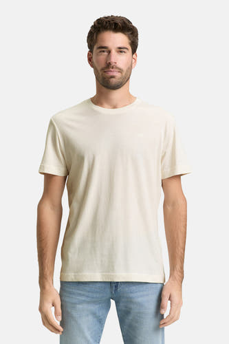 T-shirt blanc à manches courtes de TOM TAILOR, porté avec un jean bleu et des baskets blanches.