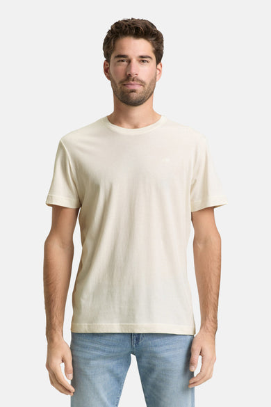 T-shirt blanc à manches courtes de TOM TAILOR, porté avec un jean bleu et des baskets blanches.