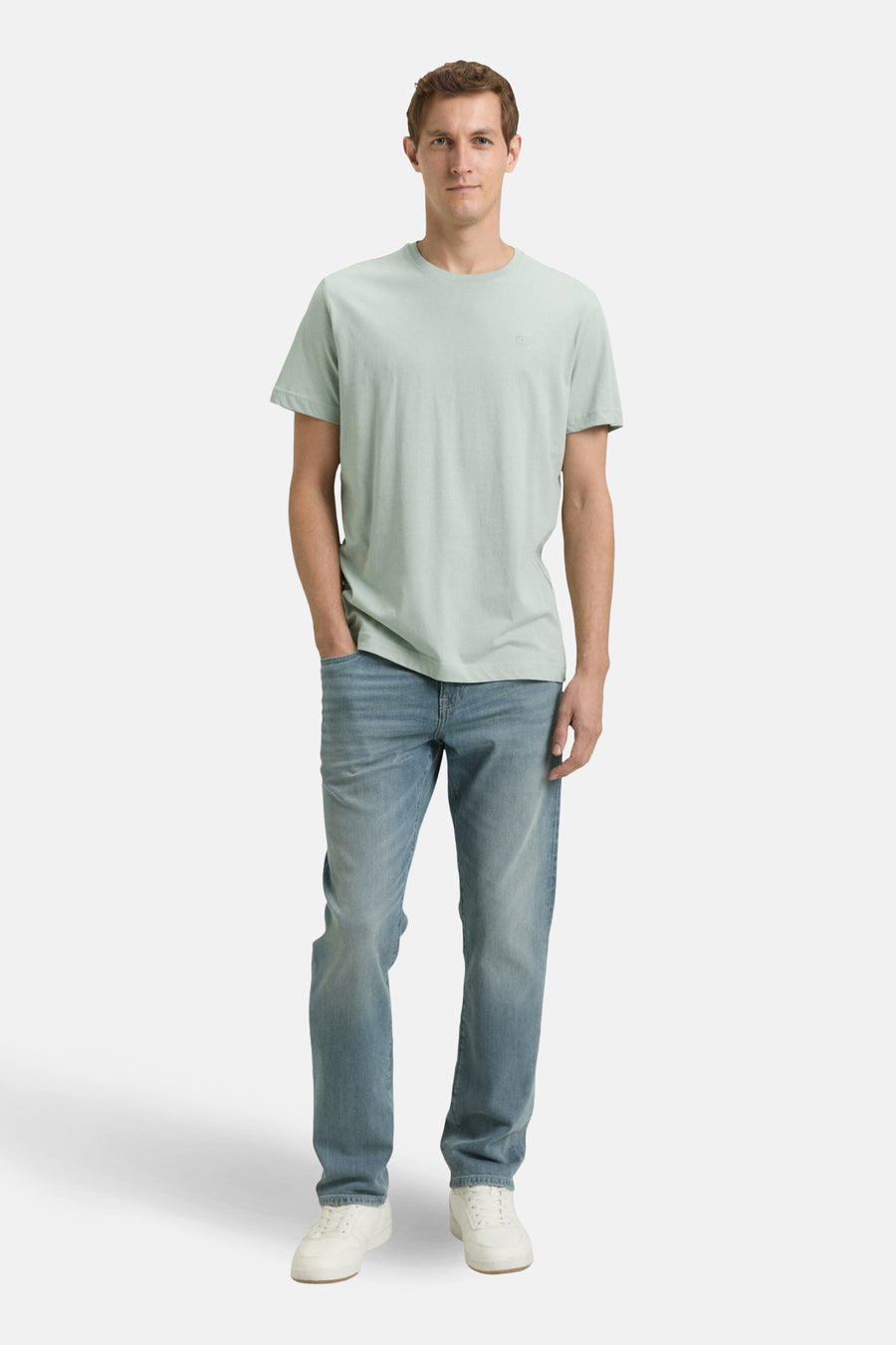 Groen T-shirt met korte mouwen van TOM TAILOR, gedragen met jeans en witte sneakers.
