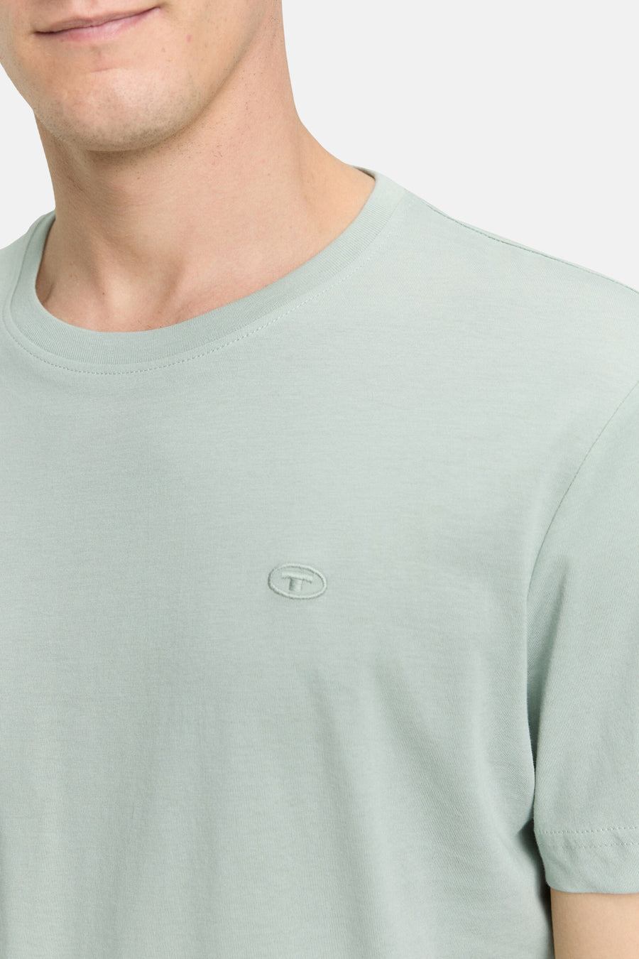 T-shirt vert à manches courtes TOM TAILOR, avec petit logo sur la poitrine.