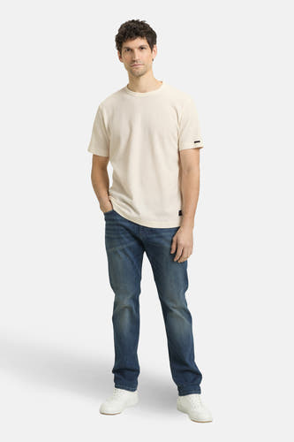 Ecru T-shirt met korte mouwen van TOM TAILOR, met een subtiele textuur en gedragen met jeans en witte sneakers.
