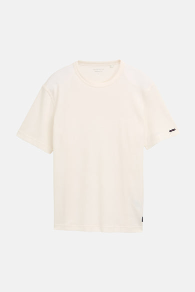 T-shirt écru à manches courtes de TOM TAILOR, avec une subtile texture gaufrée et un petit détail d'étiquette.