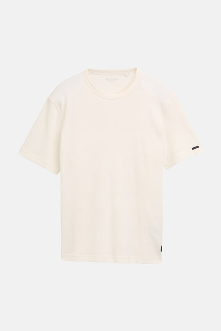 T-shirt écru à manches courtes de TOM TAILOR, avec une subtile texture gaufrée et un petit détail d'étiquette.