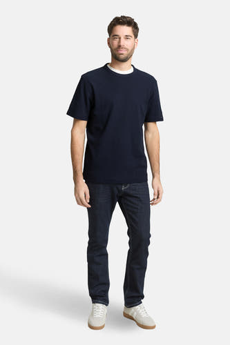 Blauw T-shirt met korte mouwen van TOM TAILOR, gedragen met donkere jeans en crèmekleurige sneakers.