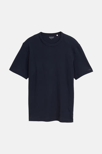 T-shirt bleu à manches courtes de TOM TAILOR, avec une texture côtelée et une petite étiquette rouge sur la manche.