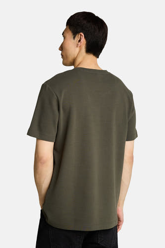 Kaki T-shirt met korte mouwen van TOM TAILOR, met een subtiel geribbelde textuur en een ronde hals, gedragen van achteren met zwarte jeans.