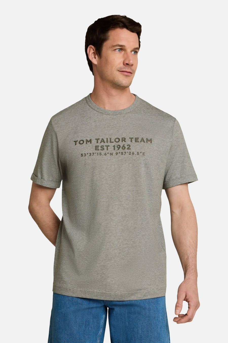 Groene korte mouwen T-shirt van TOM TAILOR met textuur, frontprint en ronde hals, gedragen door model in lifestyle shot
