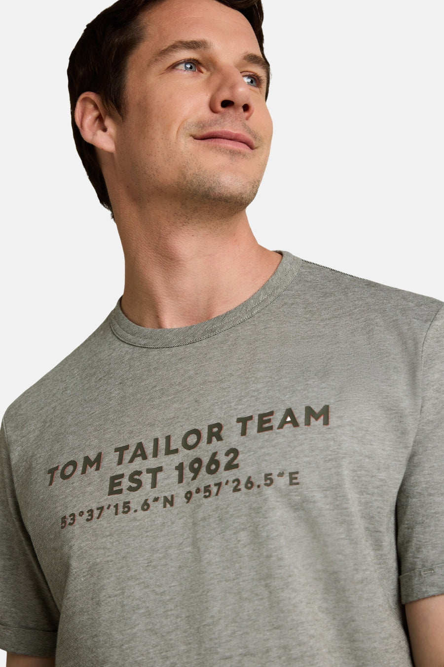 Groene korte mouw T-shirt van TOM TAILOR met ronde hals en frontprint met tekst en coördinaten, close-up op model