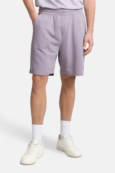 Short violet de TOM TAILOR, avec main dans la poche et étiquette logo sur l'ourlet.